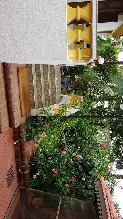 De Hibiscus Hotell Candolim Exteriör bild